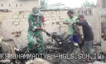 Pasca Kebakaran di Indramayu, TNI Koramil Kandanghaur Bantu Warga Bersihkan Puing Rumah