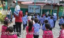 TK Beringin Haurgeulis Bentuk Pola Hidup Sehat Lewat Senam Pagi
