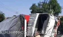 Truk Bermuatan Terguling di Losarang Indramayu, Bangunan Rusak Berat