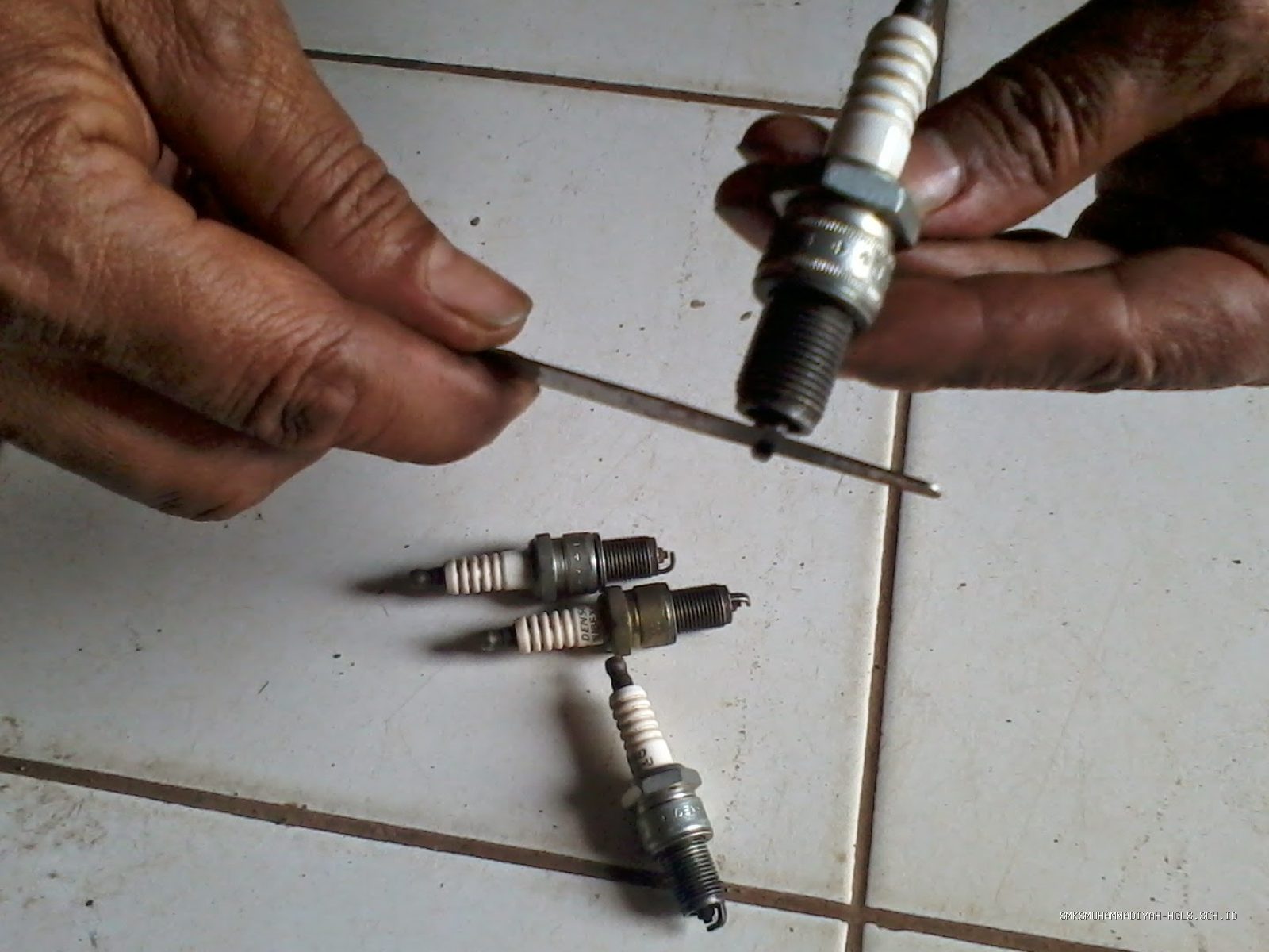 Photo by otomotifdasar.blogspot.com - Cara Melakukan Pemeriksaan Celah Busi Menggunakan Feeler Gauge Ujian TBSM
